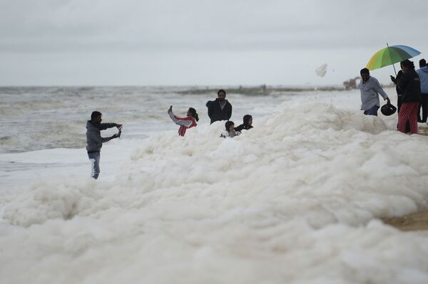 رغوة سامة تجذب عشرات الأشخاص لالتقاط السيلفي... فيديو وصور رغوة سامة تجذب عشرات الأشخاص لالتقاط السيلفي... فيديو وصور - سبوتنيك عربي