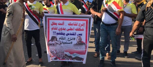 المتظاهرون العراقيون يتبعون اجراءات ضد المندسين في ساحة التحرير في بغداد - سبوتنيك عربي
