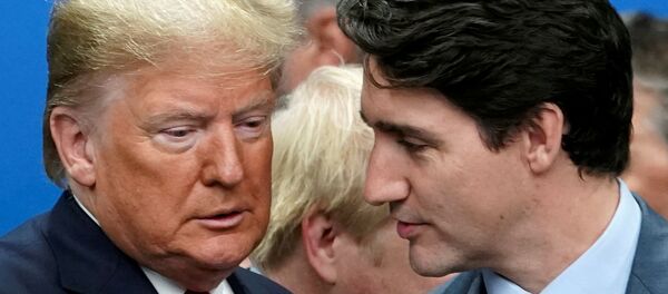 الرئيس الأمريكي دونالد ترامب يتحدث مع رئيس الوزراء الكندي جاستن ترودو خلال الجلسة العامة لمنظمة حلف شمال الأطلسي في قمة الناتو في واتفورد في بريطانيا - سبوتنيك عربي