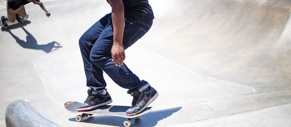 شاب يتزلج على لوح خاص شاب يتزلج على لوح خاص - سبوتنيك عربي