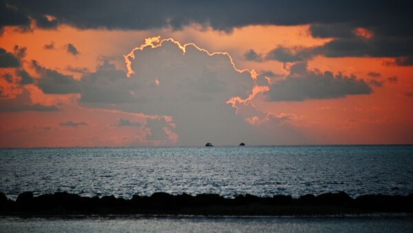 منظر يطل على البحر من شاطئ أحد جزر المالديف عند غروب الشمس - سبوتنيك عربي