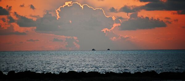 منظر يطل على البحر من شاطئ أحد جزر المالديف عند غروب الشمس - سبوتنيك عربي