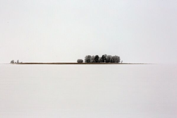 جزيرة كاميني في بحيرة ساموزيرو في منطقة برياجينسك في كاريليا الروسية. - سبوتنيك عربي