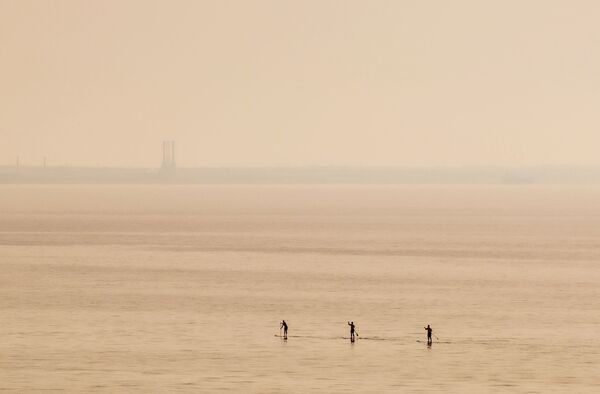 راكبي أمواج في البحر الأبيض المتوسط في قبرص. - سبوتنيك عربي