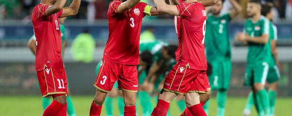 لاعبو منتخب البحرين يحتفلون بالصعود للنهائي في بطولة خليجي 24 عقب الفوز على منتخب العراق، 5 ديسمبر/كانون الأول 2019 لاعبو منتخب البحرين يحتفلون بالصعود للنهائي في بطولة خليجي 24 عقب الفوز على منتخب العراق، 5 ديسمبر/كانون الأول 2019 - سبوتنيك عربي