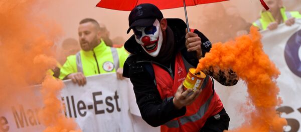 أجحد المشاركين في المظاهرات احتجاجا على إصلاح أنظمة التقاعد في مرسيليا، فرنسا 5 ديسمبر 2019 - سبوتنيك عربي