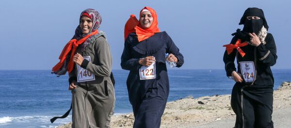 نساء فلسطينيات يشاركن في ماراثون الركض في إطار فعالية انهاء العنف ضد النساء في خان يونس، قطاع غزة،1 ديسمبر 2019 - سبوتنيك عربي
