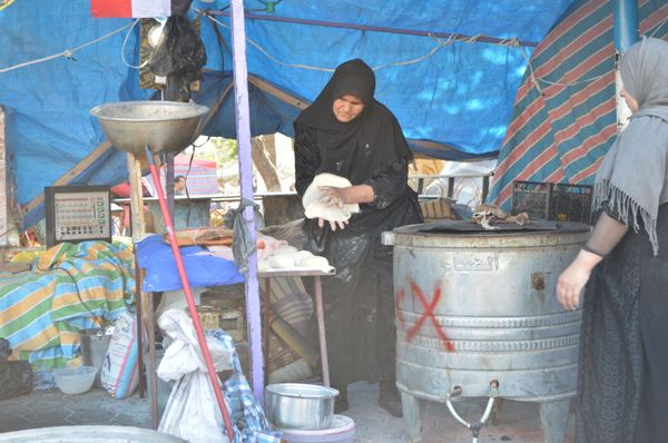 امرأة عراقية تدعم المتظاهرين بطريقتها الخاصة... صور امرأة عراقية تدعم المتظاهرين بطريقتها الخاصة... صور - سبوتنيك عربي