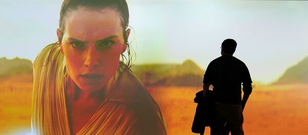 رجل يشاهد إعلان فيلم Star Wars: The Rise of Skywalker - سبوتنيك عربي