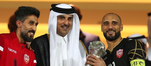 أمير قطر تميم بن حمد يسلم كأس الخليج لمنتخب البحرين - سبوتنيك عربي