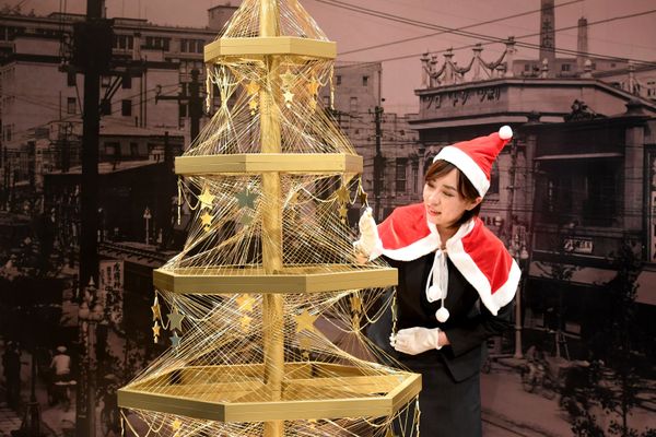 موظفة في بيت المجوهرات الياباني جينزا تاناكا (Ginza Tanaka) تعرض شجرة عيد الميلاد الذهبية التي تقدر بثمن 1.8 مليون دولار في طوكيو، 2016 موظفة في بيت المجوهرات الياباني جينزا تاناكا (Ginza Tanaka) تعرض شجرة عيد الميلاد الذهبية التي تقدر بثمن 1.8 مليون دولار في طوكيو، 2016 - سبوتنيك عربي