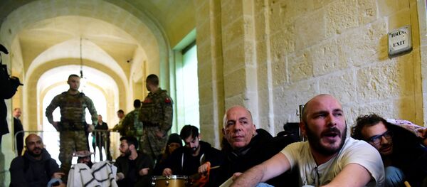 نشطاء يقتحمون مكتب رئيس وزراء مالطا - سبوتنيك عربي