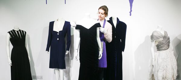 فستان مخملي باللون الأزرق الداكن الذي كانت الأميرة الراحلة ديانا ترتديه عندما رقصت مع الممثل جون ترافولتا خلال حفل عشاء في البيت الأبيض عام 1985  - سبوتنيك عربي