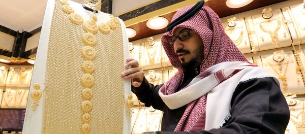 صائغ سعودي يعرض على أحد العملاء قلادة من الذهب في متجر للمجوهرات في الرياض - سبوتنيك عربي