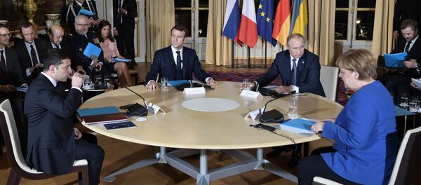 الرئيس الأوكراني فلاديمير زيلينسكي والرئيس الروسي فلاديمير بوتين والرئيس الفرنسي إيمانويل ماكرون والمستشارة الألمانية أنغيلا ميركل يحضرون اجتماعًا لقادة رباعي نورماندي في قصر الإليزيه في باريس بفرنسا - سبوتنيك عربي