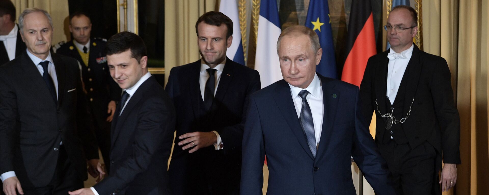 الرئيس الأوكراني فلاديمير زيلينسكي والرئيس الروسي فلاديمير بوتين والرئيس الفرنسي إيمانويل ماكرون يحضرون اجتماعًا لقادة رباعي نورماندي في قصر الإليزيه في باريس - سبوتنيك عربي, 1920, 19.08.2025