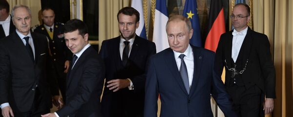 الرئيس الأوكراني فلاديمير زيلينسكي والرئيس الروسي فلاديمير بوتين والرئيس الفرنسي إيمانويل ماكرون يحضرون اجتماعًا لقادة رباعي نورماندي في قصر الإليزيه في باريس - سبوتنيك عربي