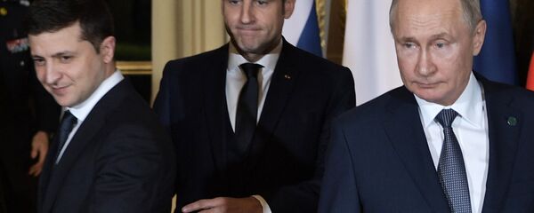 الرئيس الأوكراني فلاديمير زيلينسكي والرئيس الروسي فلاديمير بوتين والرئيس الفرنسي إيمانويل ماكرون يحضرون اجتماعًا لقادة رباعي نورماندي في قصر الإليزيه في باريس - سبوتنيك عربي