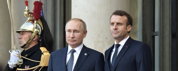 الرئيس الأوكراني فلاديمير زيلينسكي والرئيس الروسي فلاديمير بوتين والرئيس الفرنسي إيمانويل ماكرون يحضرون اجتماعًا لقادة رباعي نورماندي في قصر الإليزيه في باريس - سبوتنيك عربي