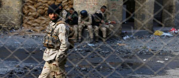 أحد أفراد قوات الأمن العراقية وراء السياج خلال الاحتجاجات المستمرة المناهضة للحكومة في بغداد أحد أفراد قوات الأمن العراقية وراء السياج خلال الاحتجاجات المستمرة المناهضة للحكومة في بغداد - سبوتنيك عربي