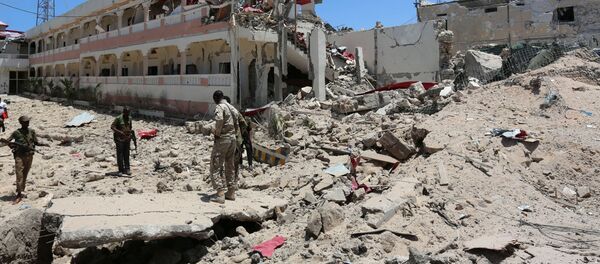 قوات الأمن في فندق SYL الذي تم تدميره جزئيًا في أعقاب انفجار سيارة مفخخة وضعها مسلحو حركة الشباب الإسلامي خارج قصر الرئيس في العاصمة الصومالية مقديشو - سبوتنيك عربي