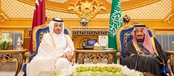 العاهل السعودي الملك سلمان بن عبد العزيز آل سعود يلتقي رئيس الوزراء ووزير الداخلية القطري الشيخ عبد الله بن ناصر بن خليفة آل ثاني خلال القمة الأربعين لمجلس التعاون لدول الخليج العربية بالرياض - سبوتنيك عربي