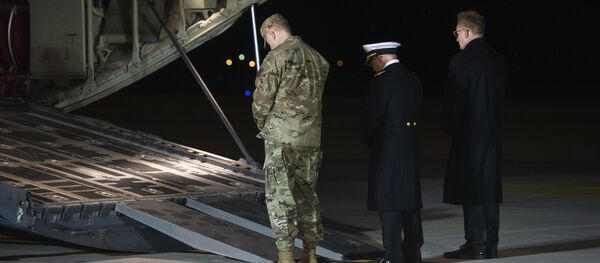 قادة عسكريون أمريكيون يستقبلون جثامين ثلاثة أشخاص قتلهم ملازم سعودي في قاعدة بحرية أمريكية في بينساكولا في فلوريدا - سبوتنيك عربي