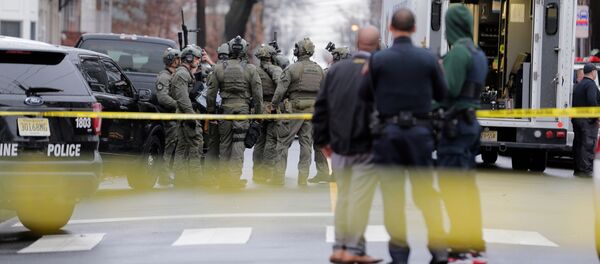 ضباط الشرطة بالقرب من مكان الحادث في أعقاب إطلاق نار في جيرسي سيتي ضباط الشرطة بالقرب من مكان الحادث في أعقاب إطلاق نار في جيرسي سيتي - سبوتنيك عربي