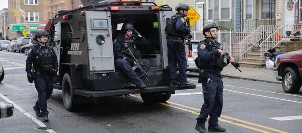 ضباط شرطة يصلون موقع إطلاق نار في جيرسي سيتي - سبوتنيك عربي