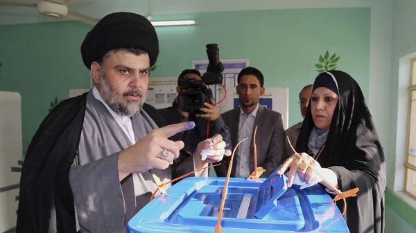 مقتدى الصدر يدلي بصوته في مركز اقتراع في مدينة النجف - سبوتنيك عربي