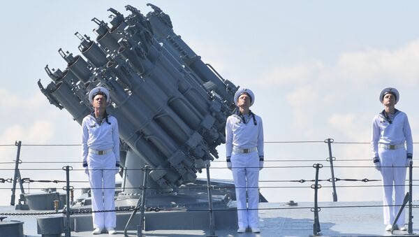 الأسطول الروسي - البحارة الروس على متن السفينة الصغيرة المضادة للغواصات أورينغوي خلال بروفة من العرض العسكري البحري  تكريما ليوم البحرية الروسية في كرونستادت، سان بطرسبورغ - سبوتنيك عربي