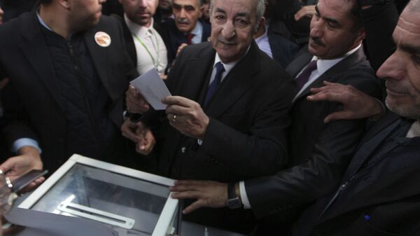 المرشح للرئاسة الجزائرية عبد المجيد تبون يصوت فى الانتخابات الرئاسية، 12 ديسمبر 2019 - سبوتنيك عربي