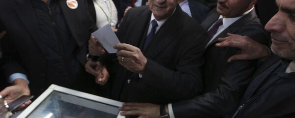 المرشح للرئاسة الجزائرية عبد المجيد تبون يصوت فى الانتخابات الرئاسية، 12 ديسمبر 2019 - سبوتنيك عربي