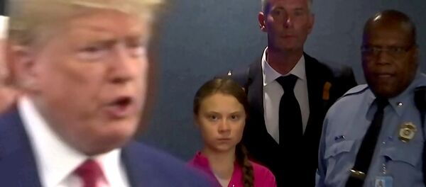 الناشطة البيئية السويدية غريتا ثونبرج تراقب بينما يدخل الرئيس الأمريكي دونالد ترامب الأمم المتحدة للتحدث مع المراسلين في صورة ثابتة من فيديو تم التقاطه في مدينة نيويورك، الولايات المتحدة في 23 سبتمبر/ أيلول 2019 الناشطة البيئية السويدية غريتا ثونبرج تراقب بينما يدخل الرئيس الأمريكي دونالد ترامب الأمم المتحدة للتحدث مع المراسلين في صورة ثابتة من فيديو تم التقاطه في مدينة نيويورك، الولايات المتحدة في 23 سبتمبر/ أيلول 2019 - سبوتنيك عربي