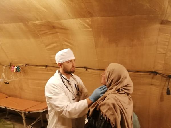 فيديو.. العسكريون الروس يقدمون مساعدات إنسانية وخدمات طبية للمهجرين في الحسكة - سبوتنيك عربي