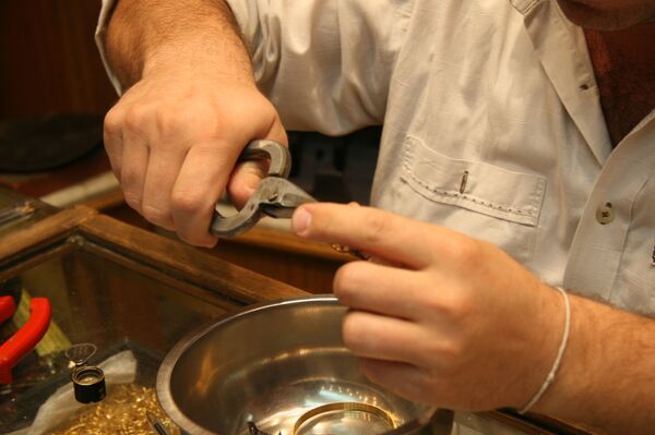 خبير: الحرب أبطأت صناعة الألماس والذهب السوري يضاهي الإيطالي... صور خبير: الحرب أبطأت صناعة الألماس والذهب السوري يضاهي الإيطالي... صور - سبوتنيك عربي