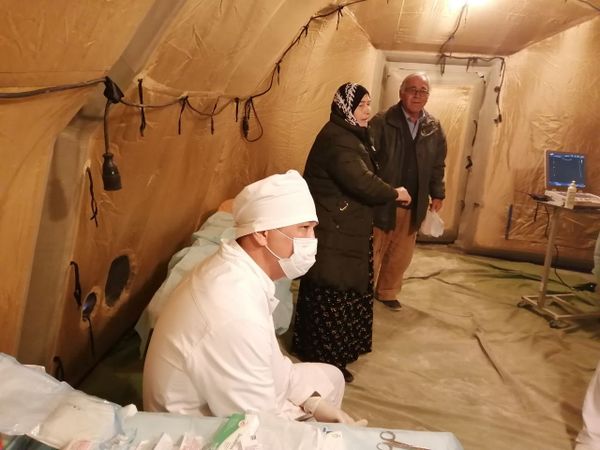 فيديو.. العسكريون الروس يقدمون مساعدات إنسانية وخدمات طبية للمهجرين في الحسكة - سبوتنيك عربي