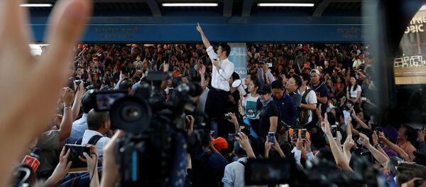 تاناتورن جوانغرونغروانكيت زعيم حزب المستقبل إلى الأمام المعارض في تايلاند يلوح إلى أنصاره في احجاج في بانكوك - سبوتنيك عربي