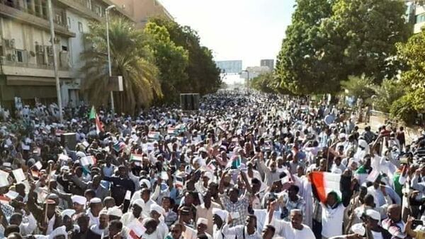 مظاهرات المسيرة الخضراء المؤيدة للبشير في السودان - سبوتنيك عربي