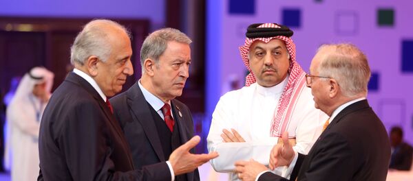 وزير الدولة القطري لشؤون الدفاع، خالد العطية، ووزير الدفاع التركي، خلوصي أكار، أثناء منتدى الدوحة 2019 - سبوتنيك عربي