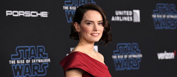 الممثلة دايزي ريدلي بطلة فيلم Star Wars: The Rise of Skywalker في عرضه الأول في مدينة لوس أنجلوس، الولايات المتحدة، 17 ديسمبر/ كانون الأول 2019 - سبوتنيك عربي