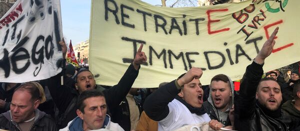 أعضاء النقابة العمالية الفرنسية والعمال المضربون يشاركون في مظاهرات باريس، 17 ديسمبر/ كانون الأول 2019 - سبوتنيك عربي