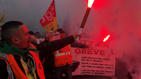 عمال السكك الحديدية الفرنسية المضربون يشاركون في مظاهرة في باريس حيث تواجه فرنسا يومها الثالث عشر من الإضرابات المتتالية ضد خطط إصلاح المعاشات التقاعدية للحكومة الفرنسية - سبوتنيك عربي