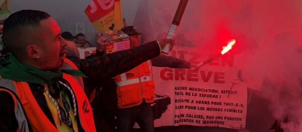 عمال السكك الحديدية الفرنسية المضربون يشاركون في مظاهرة في باريس حيث تواجه فرنسا يومها الثالث عشر من الإضرابات المتتالية ضد خطط إصلاح المعاشات التقاعدية للحكومة الفرنسية - سبوتنيك عربي