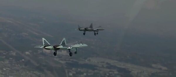 شريط فيديو صدر عن وزارة الدفاع الروسية يظهر تحليق المقاتلة الروسية سوخوي سو - 57 في محافظة اللاذقية السورية - سبوتنيك عربي