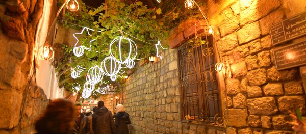 زينة أعياد الميلاد ورأس السنة في القيمرية بدمشق القديمة، سوريا - سبوتنيك عربي