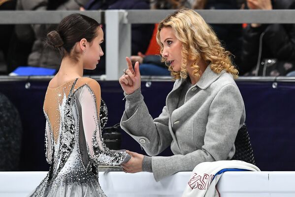 ألينا زاغيتوفا (يسار) تتحدث إلى مدربتها إتيري توتبيريدزيه، بعد أدائها في فقرة فنية في بطولة روسيا للتزحلق على الجليد في مدينة سان بطرسبورغ، روسيا 18 يناير 2018 - سبوتنيك عربي