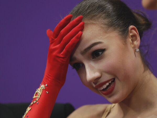 ألينا زاغيتوفا خلال فقرة فنية حرة للتزحلق على الجليد في إطار الألعاب الأولمبية الشتوية الـ23 في بيونغتشانغ، كوريا الجنوبية  23 فبراير 2018 - سبوتنيك عربي