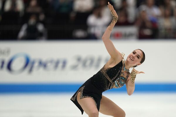 ألينا زاغيتوفا خلال أدائها في إطار بطولة اليابان للتزحلق على الجليد في سايتاما، اليابان 5 أكتوبر 2015 - سبوتنيك عربي