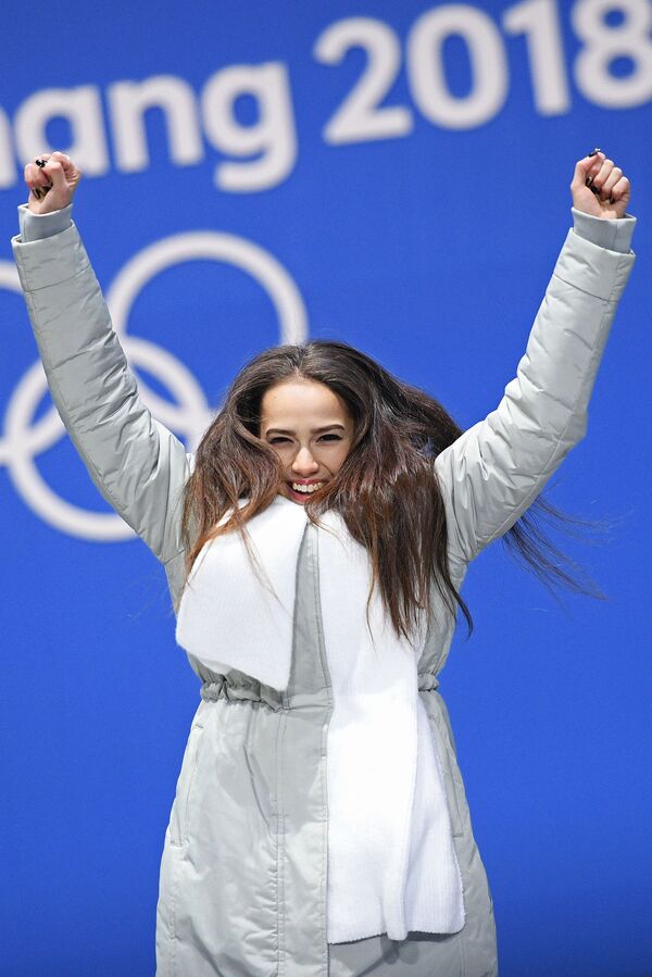 ألينا زاغيتوفا تعبر عن فوزها بالذهبية في الفقرة الفنية الحرة للتزحلق الفردي على الجليد في إطار الألعاب الأولمبية الشتوية الـ23 في بيونغتشانغ، كوريا الجنوبية 23 فبراير 2018 - سبوتنيك عربي
